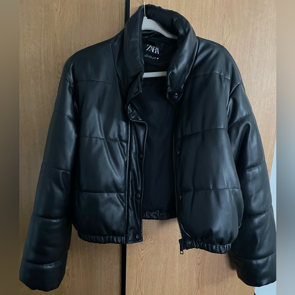 Zara leather puffer jacket. Has some wear on the collar but in good condition.